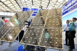 Khách tham quan các sản phẩm quang điện tại triển lãm quang điện quốc tế ở Thượng Hải. (Nguồn: THX/TTXVN)