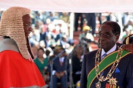 Tổng thống Zimbabwe Robert Mugabe (phải) tại lễ tuyên thệ nhậm chức ở Harare ngày 22/8. (Nguồn: AFP/TTXVN)