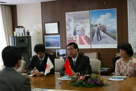 Đại sứ Nguyễn Phú Bình gặp Tỉnh trưởng Iwate, ông Takuya Tasso. (Ảnh: Minh Sơn/Vietnam+)