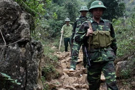Chiến sỹ Đồn Biên phòng Hữu Nghị tuần tra kiểm soát đường mòn biên giới thuộc địa bàn huyện Cao Lộc. (Ảnh: Tuấn Anh/TTXVN)