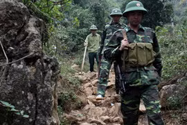 Chiến sỹ Đồn Biên phòng Hữu Nghị tuần tra kiểm soát đường mòn biên giới thuộc địa bàn huyện Cao Lộc. (Ảnh: Tuấn Anh/TTXVN)