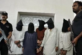 Cảnh sát Pakistan áp giải các nghi can khủng bố tại Multan. (Nguồn: AFP/TTXVN)