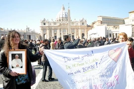 Giáo dân bày tỏ sự yêu thương đối với Giáo hoàng Benedict XVI. (Ảnh: Ngự Bình/Vietnam+)