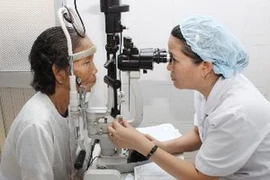 Khám mắt cho các bệnh nhân tại Bệnh viện Mắt Huế bằng máy móc công nghệ cao. (Ảnh: Anh Tuấn/TTXVN)