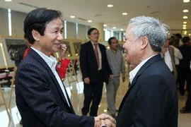 Niềm vui ngày gặp mặt của các phóng viên khóa GP10. (Ảnh: TTXVN)