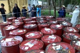 Các thùng phuy chứa thuốc trừ sâu được người dân đào lên. (Ảnh: Trịnh Duy Hưng/TTXVN)