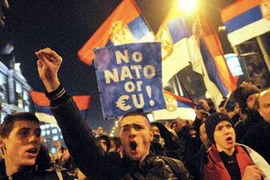 Người Serbia biểu tình phản đối thỏa thuận về việc kiểm soát chung bốn cửa khẩu trên địa giới hành chính giữa Serbia và Kosovo bắt đầu có hiệu lực ngày 10/12/2012. (Nguồn: AFP/TTXVN) 