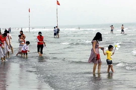 Du khách tắm biển ở Sầm Sơn. (Ảnh: Thanh Tùng/TTXVN)