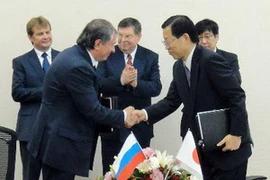 Giám đốc điều hành Tập đoàn Rosneft Igor Sechin (trái) và Chủ tịch Công ty Inpex Toshiaki Kitamura tại lễ ký thỏa thuận hợp tác ở Bộ Công nghiệp-Thương mại và Kinh tế Nhật Bản, thủ đô Tokyo ngày 29/5. (Nguồn: AFP/TTXVN)