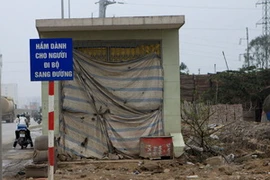 Hầm đường bộ Khuất Duy Tiến đang phải đắp bạt chờ. (Ảnh: Tuấn Anh/TTXVN)