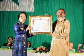 Phó Chủ tịch nước Nguyễn Thị Doan trao Huân chương Hữu nghị của Nhà nước Việt Nam tặng Hội Quốc tế ngữ toàn cầu. (Ảnh: An Đăng/TTXVN)