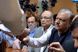 Ứng viên tranh cử Tổng thống của (PMLN), Mamnoon Hussain (phải) đệ trình đơn ứng cử lên Tòa án tối cao ở Islamabad ngày 24/7. (Nguồn: AFP/TTXVN)