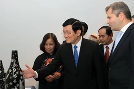 Chủ tịch nước Trương Tấn Sang xem các sản phẩm gốm sứ của Việt Nam tại Bảo tàng Dân tộc học ở Thủ đô Budapest. (Ảnh: Nguyễn Khang/TTXVN)