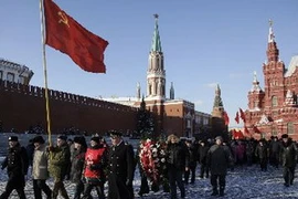 Các thành viên Đảng Cộng sản Nga trên đường tới đặt hoa tưởng niệm tại lăng Vladimir Lenin trên Quảng trường Đỏ. (Nguồn: AFP/TTXVN)