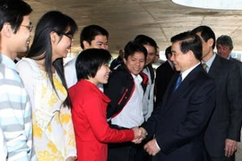 Ngày 19/5, Chủ tịch nước Nguyễn Minh Triết đến thăm trường đại học Bách khoa Lausanne, nơi đang có nhiều sinh viên Việt Nam học tập. (Ảnh: Nguyễn Khang/TTXVN) 