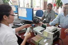 Khách hàng làm thủ tục vay vốn tại Vietinbank Quảng Nam. (Ảnh: Trần Việt/TTXVN)