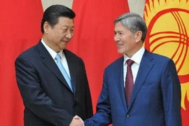 Tổng thống Kyrgyzstan Almazbek Atambayev (phải) gặp và làm việc với Chủ tịch Trung Quốc Tập Cận Bình đang trong chuyến thăm chính thức Kyrgyzstan. (Nguồn: AFP/TTXVN)