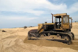 San ủi đất hoàn thổ sau khai thác titan ở Bình Thuận. (Ảnh: Viết Ý/TTXVN)