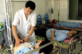 Chẩn đoán bệnh viêm gan cho bệnh nhân tại Bệnh viện Bệnh nhiệt đới. (Ảnh: Dương Ngọc/TTXVN)