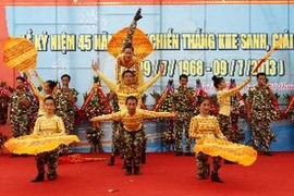 Lễ kỷ niệm 45 năm Chiến thắng Khe Sanh - Giải phóng Hướng Hóa. (Ảnh: Hồ Cầu/TTXVN)