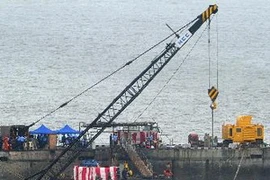 Hải quân Ấn Độ Trục vớt tàu ngầm INS Sindhurakshak sau vụ tai nạn. (Nguồn: AFP/TTXVN)