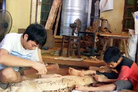 Làm nghề ở làng mộc Thanh Lãng. (Nguồn: vinhphuctoday.vn)