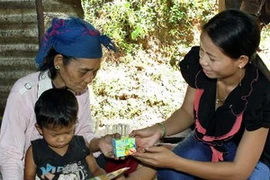 Cấp miễn phí gói bổ sung vi chất phòng chống suy dinh dưỡng cho trẻ em tại xã Tà Long, tỉnh Quảng Trị. (Ảnh: Hồ Cầu/TTXVN)