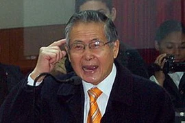 Ông Alberto Fujimori phát biểu tại Lima ngày 17/7/2009 trong phiên tòa xét xử ông ta vì tội tham nhũng trả tiền bất hợp pháp cho cựu trợ lý hàng đầu của ông và giám đốc tình báo Vladimiro Montesinos. (Nguồn: AFP/TTXVN)