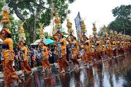 Phụ nữ Bali tham gia lễ rước truyền thống tại liên hoan Nghệ thuật Bali lần thứ 35. (Nguồn: AFP/TTXVN)
