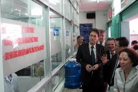 Đại biểu tham quan cơ sở điều trị Methadone tại quận Gò Vấp. (Ảnh: Phương Vy/TTXVN)