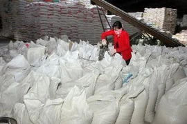 Đóng bao gạo xuất khẩu. (Ảnh: Đình Huệ/TTXVN)