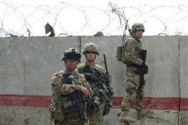 Binh sỹ Mỹ gác tại trụ sở cảnh sát ở tỉnh Wardak ngày 17/3. (Nguồn: THX/TTXVN)