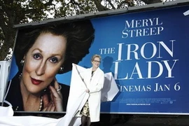 Nữ diễn viên Meryl Streep bên tấm poster quảng cáo cho bộ phim. (Nguồn: Reuters)
