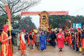 Rước tượng Vua Lý Nhật Quang trong Lễ hội Đền Quả Sơn. (Ảnh: Hữu Việt/TTXVN)