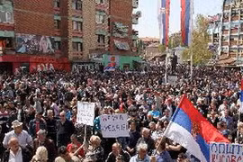 Người Serbia tại Kosovo tuần hành phản đối Hiệp định bình thường hóa quan hệ giữa Serbia và Kosovo tại thị trấn chia cắt Mitrovica ngày 22/4. (Nguồn: AFP/TTXVN)