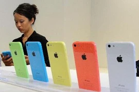 Mẫu iPhone 5C trưng bày tại trụ sở của Apple ở Cupertino, California. (Nguồn: AFP/TTXVN)