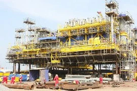 Thi công Giàn khai thác dầu khí Sư Tử Trắng. (Ảnh: Hà Thái/TTXVN)