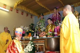 Các Đại đức làm lễ tụng kinh. (Ảnh: Văn Long/Vietnam+)