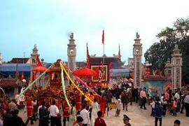 Khu đền thờ Vua Mai trong ngày lễ hội. (Ảnh: Lan Xuân/TTXVN)