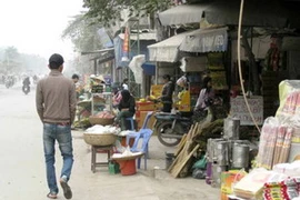 Hàng hóa chiếm hết vỉa hè tại đoạn đường 21B. (Ảnh: Bee.net.vn)