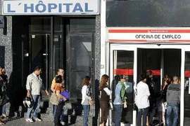 Người dân xếp hàng chờ xin việc tại văn phòng việc làm của nhà nước ở thủ đô Madrid. (Nguồn: AFP/TTXVN)