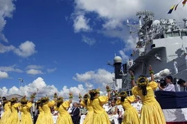 Điệu múa chào mừng tàu khu trục tên lửa Thanh Đảo tới Hawaii. (Nguồn: AP)