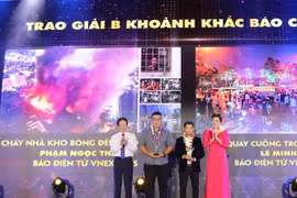 Phóng viên Lê Minh Sơn, Báo Điện tử ViẹtnamPlus (thứ hai từ trái sang) nhận giải B "Khoảnh khắc báo chí 2019." (Ảnh: PV/Vietnam+)