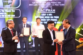 Năm nay, tác phẩm 'Ma trận đấu thầu tập trung': Hà Nội nguy cơ 'thất thủ' vì rác thải của nhóm tác giả Báo Điện tử VietnamPlus giành Giải A ở hạng mục Tin, bài phản ánh, phỏng vấn, bình luận, tọa đàm, giao lưu trực tuyến trên báo điện tử. (Ảnh: Nguyên An/