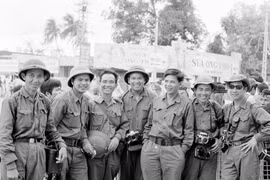 Phóng viên Thông tấn xã Giải phóng và Việt Nam Thông tấn xã tham gia đưa tin trong Chiến dịch Hồ Chí Minh, tháng 4/1975. (Ảnh: TTXVN)