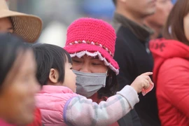 Người dân đeo khẩu trang phòng tránh virus Corona. (Ảnh minh họa: TTXVN)
