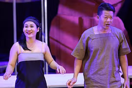 Nghệ sỹ Vũ Mạnh Dũng (phải) trong vở "Người tạc tượng." (Ảnh: VNOB)