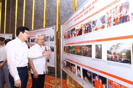 Hội đồng giám khảo trao đổi về các tác phẩm ảnh báo chí vào chung khảo Giải Báo chí quốc gia lần thứ 14. (Ảnh: Minh Quyết/TTXVN)