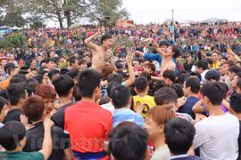 Tình trạng hỗn loạn do tranh cướp phết diễn ra nhiều năm tại lễ hội phết Hiền Quan. (Ảnh: PV/Vietnam+)