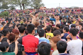 Tình trạng hỗn loạn do tranh cướp phết diễn ra nhiều năm tại lễ hội phết Hiền Quan. (Ảnh: PV/Vietnam+)